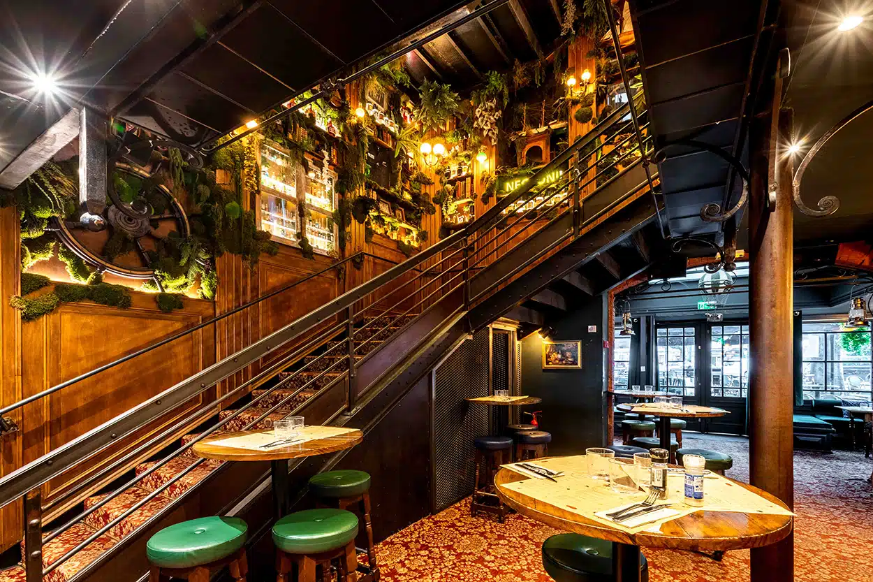 bota pub bar restaurant à Compans Caffarelli déco intérieur feuilles escalier